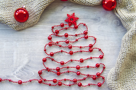 圣诞树由珠子和红雪花而不是星星制成 圣诞元素的布局问候语派对雪花问候邀请函庆典横幅艺术红色礼物背景图片