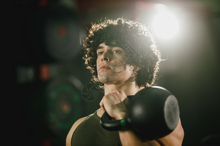 工作 身体到马克思男人举重健身房耐力肌肉运动员生活方式重量训练水平背景图片