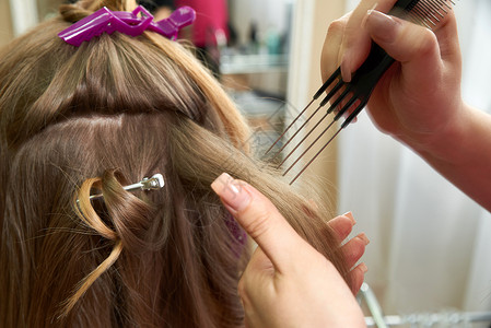 美容院客户发型的发理师理发美发服务女性剪刀商业工作梳子美容师工作室美发沙龙高清图片素材