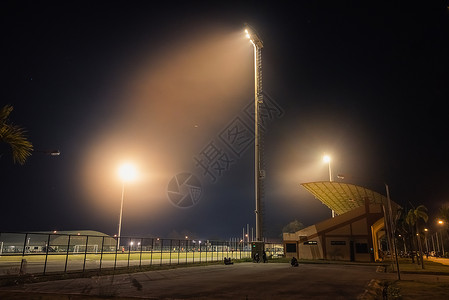 训练足球田 夜间照明时有防洪灯背景图片