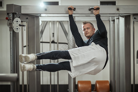 有效培训机构的培训运动水平男人健身房肌肉仰卧起坐力量背景图片