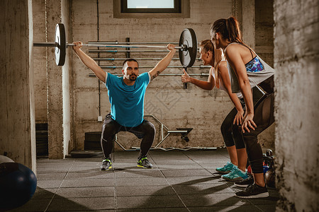 健身节日夫妻男人杠铃培训师力量女士重量运动肌肉水平背景图片
