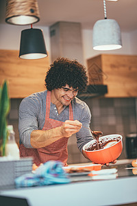 他自己厨房的主刀食物巧克力面团午餐盘子喜悦模具杯子面粉乐趣背景图片