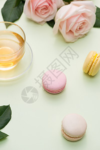 法国马卡龙 许多变异的甜甜玛卡龙 在餐桌上装满了粉红玫瑰花束的盒子里小样粉色蛋糕展示生日问候语咖啡甜点早餐桌子背景图片