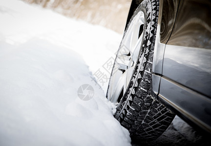 打滑冬季驾车 下着大雪降雪森林天气旅行小路季节运输车轮风景车辆背景