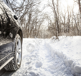 越野车雪驾驶降雪高清图片