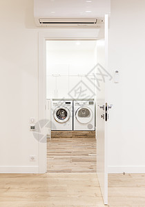 白色在现代家庭用空调机和木地板打开的门入口框架垫圈空气地面塑料底板护发素房间洗衣店木制的高清图片素材