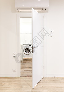 白色在现代家庭用空调机和木地板打开的门地面塑料垫圈出口空气护发素洗衣店入口机器房间空的高清图片素材