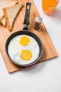 传统早餐 盘子上煎鸡蛋果汁白色咖啡蛋黄油炸微笑黄色香肠食物面包背景图片