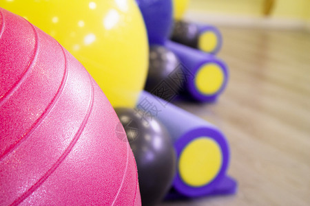 Pilates 类的彩色球和滚滚有氧运动滚筒圆圈体操灵活性泡沫活力平衡瑜伽地面背景图片