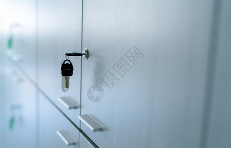 锁和钥匙带钥匙的储物柜在办公室里 带钥匙的文件柜锁 用于公共设施的安全和安保系统 商务办公室文档文件的安全锁定系统 用于存储的白色储物柜背景