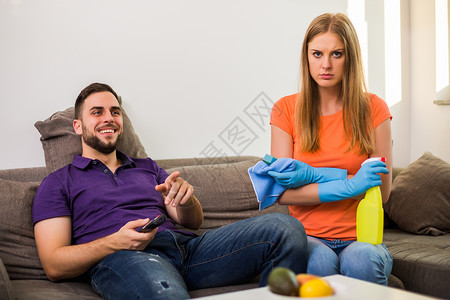愤怒的妻子和丈夫之间有冲突挫折房子沙发女性情感女士责备女朋友男朋友男人筋疲力尽高清图片素材