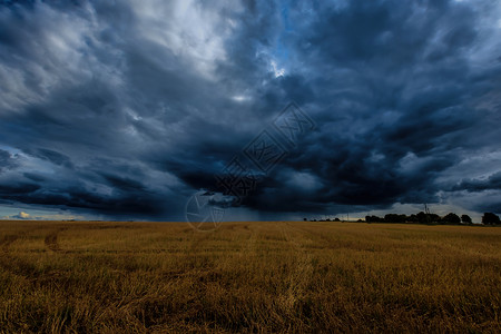 秋天在农业田地的黑暗风暴云中 即将到来的风暴 飓风或雷暴极端农田气象场景天空场地气旋草地雷雨戏剧性背景图片