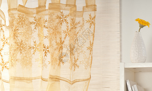 窗帘在窗口上货架花瓶窗户色调背景图片