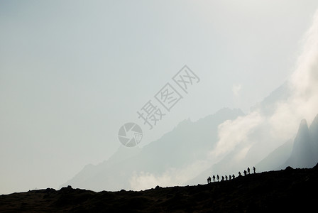 登山者团体远足山脉剪影高地背景图片