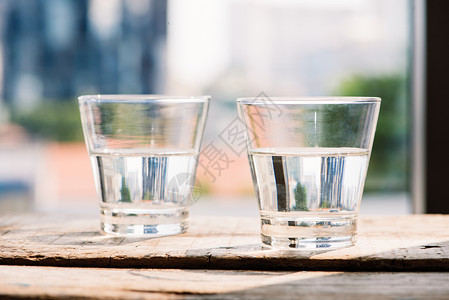 水桌子木制背景的桌上两杯水 放在桌子上保健饮料卫生生活白色木头酒吧绿色背景