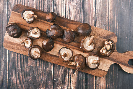 餐桌上的切肉板上的生玉米蘑菇美食蔬菜小样营养食物棕色养分收成背景图片