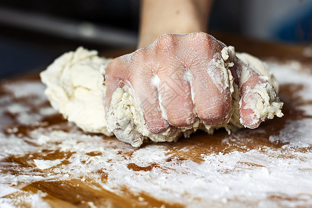 女性用手在木板上滚动面粉面团 将面粉卷在木板上手工酵母乡村糕点面包师食物烹饪食谱厨房厨师美食高清图片素材