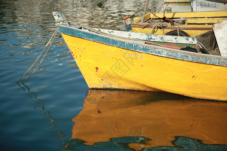 在萨尔瓦多港停泊在萨尔瓦多港的渔船沿海高清图片素材