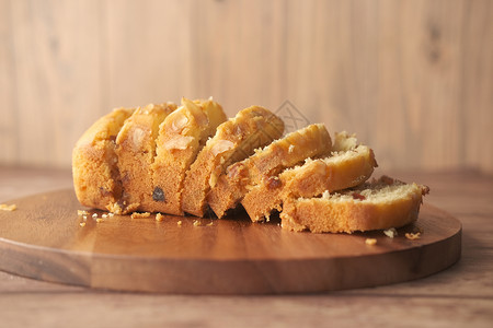 切碎板上的面包水果蛋糕片浆果奶油传统甜食派对食物甜点糕点蛋糕背景图片