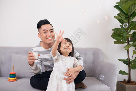 父亲和女儿玩砖瓦黑色爸爸孩子女性女孩男人房间父母男性家庭背景图片