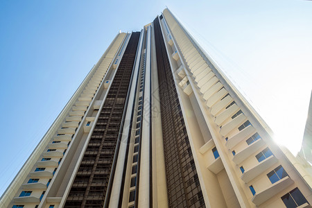 高升楼的低位值点刮刀玻璃天空建筑公寓商业优势房间城市三角形背景图片