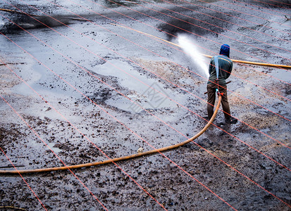 清理池塘底的泥土力量清洁工男人工作压力农村工人黑色短跑喷射背景图片
