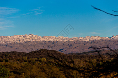 阿根廷科尔多瓦卡拉乌威基塔谷地的雪山山脉分布宽广的景象全景旅游乡村山雪蓝色风景观光锯子白色降雪背景图片