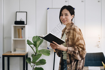 年轻的本科生在回到大学之前要做好心理准备 (笑声)背景图片