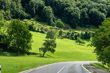 瑞士美丽的绿色山丘地貌 阿尔卑斯山夏天高清图片素材