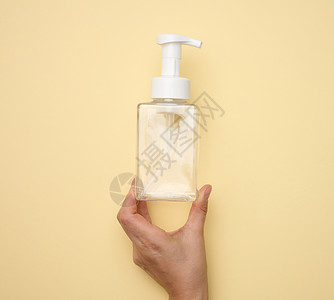 自动售货机素材女性手持空塑料容器 装有液体产品 肥皂或蜜蜂底的洗发水剂洗剂治疗推广洗发水凝胶身体包装瓶子皮肤白色背景