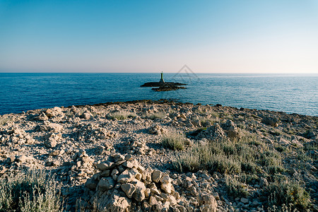克罗地亚角附近海洋岩石上的一座大型绿色金属灯塔高清图片