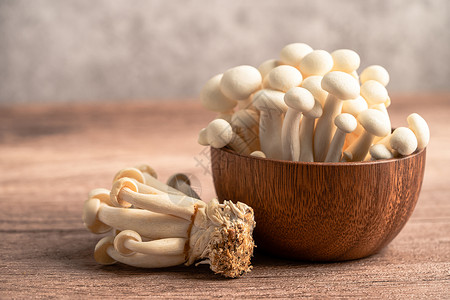 真姬菇Shimeji 新鲜的白蘑菇 从亚洲到木碗美味植物营养素烹饪垂体菌类翻盖杂货店镶嵌美食背景