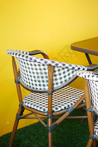 在黄色背景下咖啡厅的空椅子家具假期危机创造力微笑座位酒店棕色商业背景图片