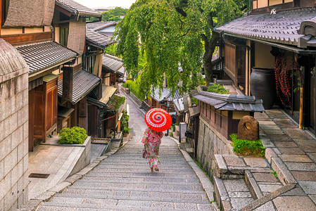 伞和女孩在京都老城 红伞横田的日本女孩旅行历史地标旅游楼梯爬坡天空路面店铺文化背景