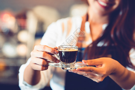 咖啡杯的特写镜头与美丽的亚洲女性咖啡师背景 用于制作咖啡为顾客服务 工作和职业 食物和饮料 咖啡店和咖啡馆 商业和餐厅女孩经理食热的高清图片素材