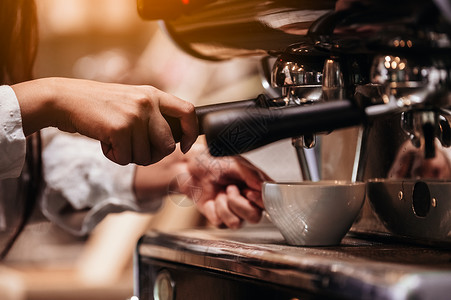 专业女咖啡师在餐厅或咖啡店用咖啡机手工制作咖啡的特写镜头 人与生活方式 商业食品和饮料的概念 店主主题机器食堂工作酒吧牛奶女士拿雇主高清图片素材