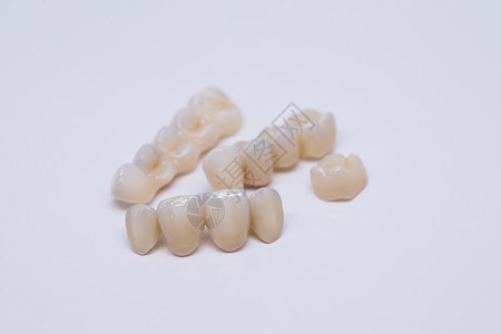 牙冠修复无金属陶瓷牙冠 在 wite 上隔离的牙桥由陶瓷制成 牙齿缺失的美学修复 陶瓷锆背景