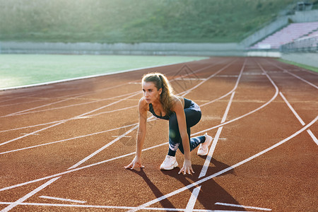 年轻的女运动员在晨光中跑得很快 刻苦训练 准备参加比赛或马拉松 适合在跑道上慢跑的黑色运动服女孩背景图片