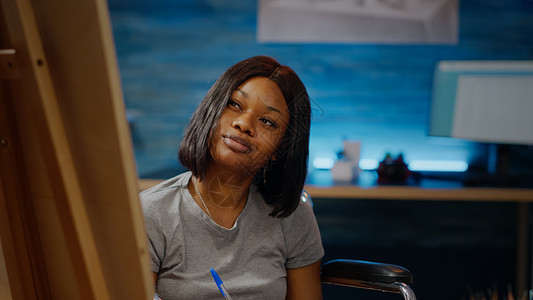非洲裔美国残疾妇女绘制残疾绘图的肖像图画背景图片