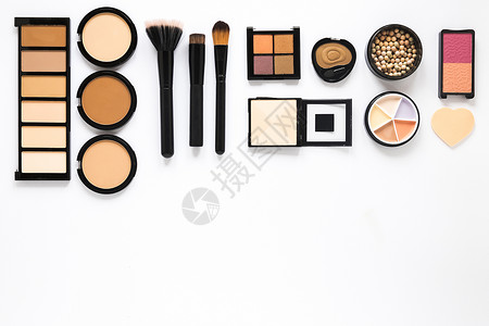 化妆品照片不同的面部粉末与粉刷白色表 高品质照片背景