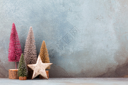 蓝色背景的丰富多彩的圣诞树装饰品云杉装饰松树绿色枝条针叶树风格背景图片