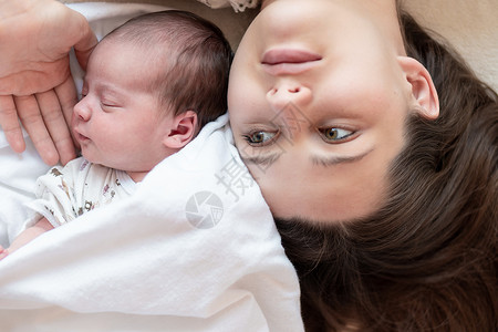 母性 婴儿期 童年 家庭 护理 医学 睡眠 健康 母性概念妈妈和新生婴儿的肖像 白色背景中裹着尿布 文本位置 特写 柔焦女儿生活拥抱高清图片素材