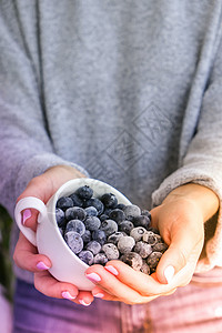 女人拿着装有冷冻蓝莓水果的碗 收获的概念 收集浆果的女性手 健康饮食理念 为冬天储备浆果 素食 vegan food健康饮食女士背景