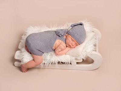 睡着甜美的婴儿小宝宝蓝色野兔童年皮肤孩子幸福帽子寝具床单生活背景图片