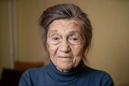 九十岁的白种人老祖母专注地看着 微笑着 感到快乐 大画像 脸上有很深的皱纹 头发花白 主题养老金领取者 老人和长寿妇女退休女性白背景图片
