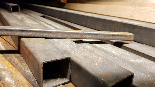 建筑工地的平方高碳金属管制造业贮存材料管道生产正方形管子工作腐蚀团体老的高清图片素材