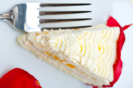 鲜奶奶油芒果蛋糕宏观美食玫瑰派对生日水果面包甜点奶油漩涡背景图片