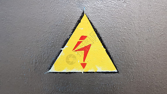 黄色金属三角形银色金属背景上的黄色和红色安全标志 在三角小心的高压闪电小心危险电死亡风险震惊警告冒险标签电气贴纸注意力电压三角形背景