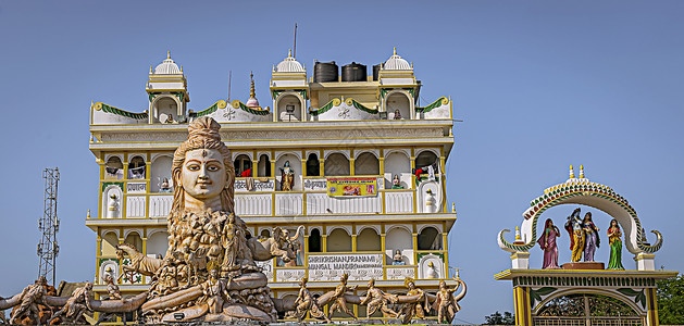 信任寺庙和住宅区 印度Rameswaram前方有巨大的Shiva雕像背景图片